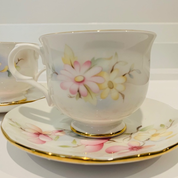 Set of Two Sadler Wellington Tea Cups. Delicate Pink and Cream Flower Decoration - Picture 3 of 5